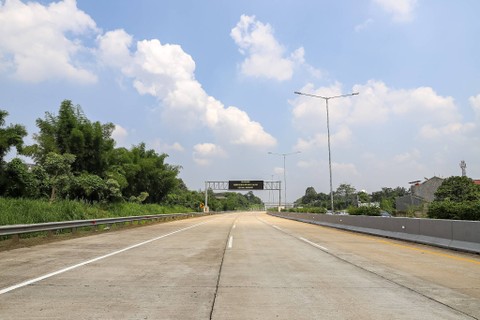 Suasana Jalan Tol Serpong Cinere Seksi 2 di Limo, Depok, Jawa Barat, Senin (18/12/2023). Foto: Iqbal Firdaus/kumparan