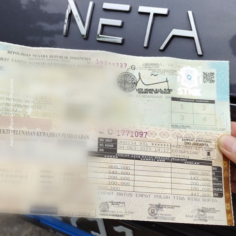 Rincian surat kendaraan mobil listrik Neta V. Foto: Sena Pratama/kumparan