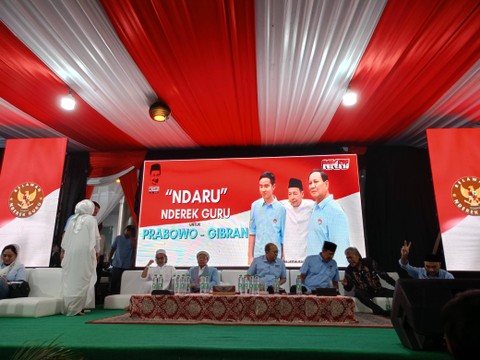 Relawan Nderek Guru (Ndaru) mendeklarasikan dukungan kepada pasangan capres-cawapres nomor urut 2 Prabowo Subianto-Gibran Rakabuming Raka di Pilpres 2024, di Sekretariat DPP Nderek Guru, Jakarta Selatan, Minggu (17/12) malam. Foto: Dok. Istimewa