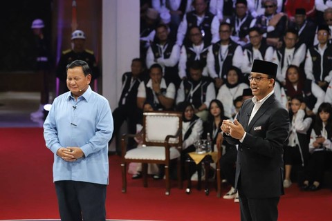 Capres nomor urut satu Anies Baswedan (kanan) dan Capres nomor urut dua Prabowo Subianto beradu gagasan dalam debat perdana Capres dan Cawapres 2024 di Gedung KPU, Jakarta, Selasa (12/12/2023). Foto: Iqbal Firdaus/kumparan