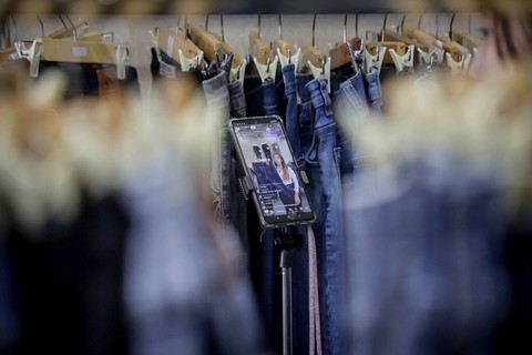 Pedagang melakukan live melalui TikTok Shop untuk menawarkan barang dagangannya, di Pasar Tanah Abang, Jakarta, Senin (18/12/2023). Foto: Jamal Ramadhan/kumparan