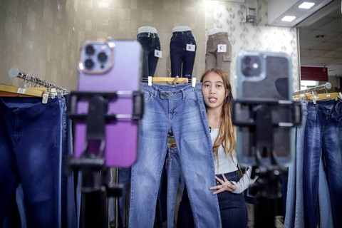 Pedagang melakukan live melalui TikTok Shop untuk menawarkan barang dagangannya, di Pasar Tanah Abang, Jakarta, Senin (18/12/2023). Foto: Jamal Ramadhan/kumparan