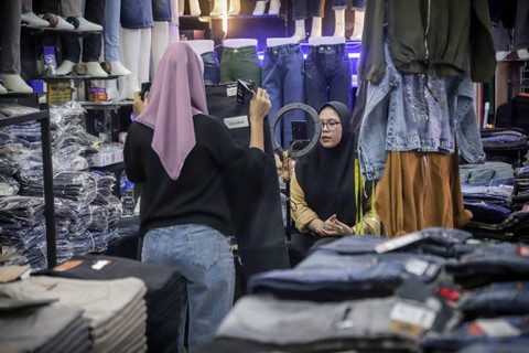 Pedagang melakukan live melalui TikTok Shop untuk menawarkan barang dagangannya, di Pasar Tanah Abang, Jakarta, Senin (18/12/2023). Foto: Jamal Ramadhan/kumparan