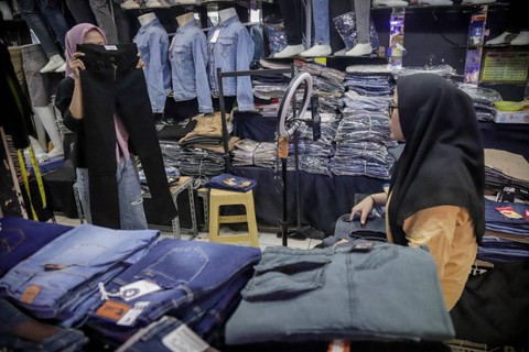 Pedagang melakukan live melalui TikTok Shop untuk menawarkan barang dagangannya, di Pasar Tanah Abang, Jakarta, Senin (18/12/2023). Foto: Jamal Ramadhan/kumparan