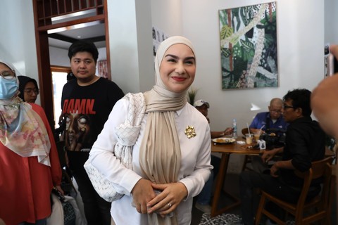 Artis Irish Bella bersama kuasa hukumnya saat konferensi pers klarifikasi terkait Ammar Zoni di kawasan Cinere, Senin, (18/12/2023). Foto: Agus Apriyanto