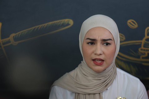 Artis Irish Bella bersama kuasa hukumnya saat konferensi pers klarifikasi terkait Ammar Zoni di kawasan Cinere, Senin, (18/12/2023). Foto: Agus Apriyanto