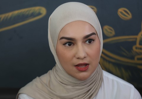 Artis Irish Bella bersama kuasa hukumnya saat konferensi pers klarifikasi terkait Ammar Zoni di kawasan Cinere, Senin, (18/12/2023). Foto: Agus Apriyanto