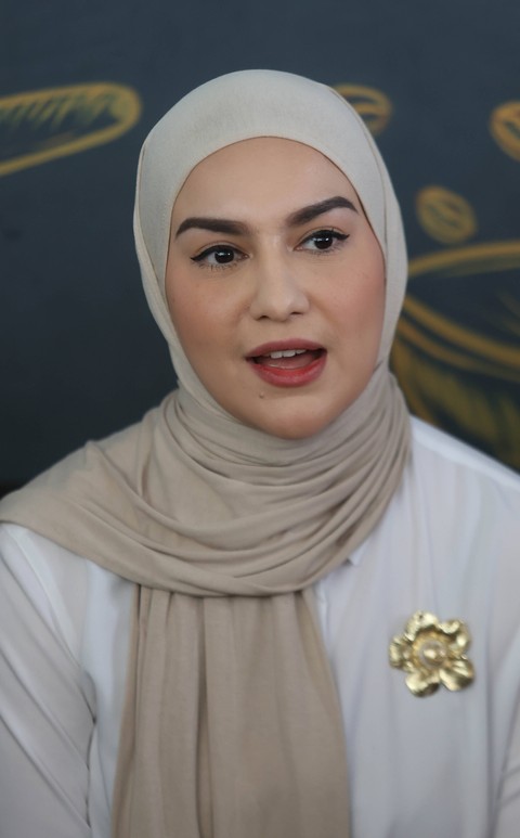Artis Irish Bella bersama kuasa hukumnya saat konferensi pers klarifikasi terkait Ammar Zoni di kawasan Cinere, Senin, (18/12/2023). Foto: Agus Apriyanto