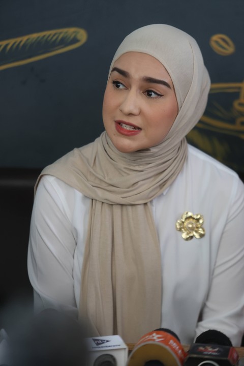 Artis Irish Bella bersama kuasa hukumnya saat konferensi pers klarifikasi terkait Ammar Zoni di kawasan Cinere, Senin, (18/12/2023). Foto: Agus Apriyanto