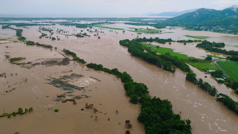 Banjir terjadi usai hujan lebat dan luapan air Sungai Barron, di Cairns, Queensland, Australia Senin (18/12/2023). Foto: Brent Paterson/Reuters