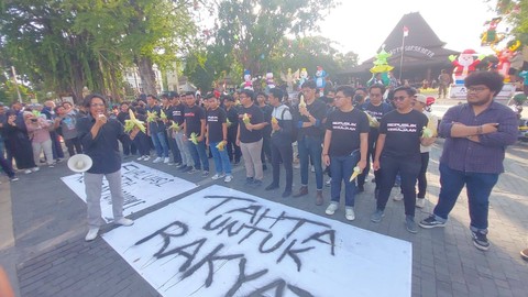 BEM Soloraya demo di Kantor Gibran di Solo. Foto: kumparan