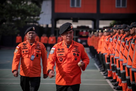 Kepala Badan SAR Nasional (Basarnas) Marsekal Madya TNI Kusworo memimpin Apel Siaga SAR Khusus Natal 2023 dan Tahun Baru 2024 di Lapangan Basarnas, Jakarta, Senin (18/12/2023). Foto: Jamal Ramadhan/kumparan