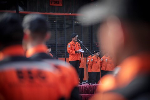 Kepala Badan SAR Nasional (Basarnas) Marsekal Madya TNI Kusworo memimpin Apel Siaga SAR Khusus Natal 2023 dan Tahun Baru 2024 di Lapangan Basarnas, Jakarta, Senin (18/12/2023). Foto: Jamal Ramadhan/kumparan