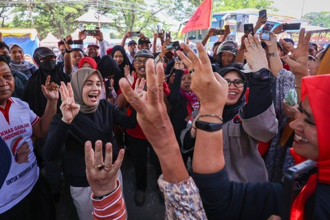Istri capres nomor urut 03 Ganjar Pranowo, Siti Atikoh Supriyanti, melanjutkan safari politiknya di Madiun, Jawa Timur, dengan menyambangi Pasar Besar Kota Madiun, Senin (18/12/2023). Foto: Dok. Istimewa