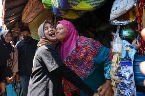 Istri capres nomor urut 03 Ganjar Pranowo, Siti Atikoh Supriyanti, melanjutkan safari politiknya di Madiun, Jawa Timur, dengan menyambangi Pasar Besar Kota Madiun, Senin (18/12/2023). Foto: Dok. Istimewa