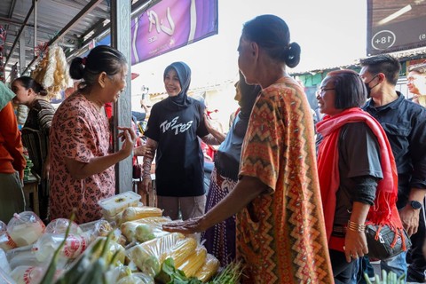 Istri capres nomor urut 03 Ganjar Pranowo, Siti Atikoh Supriyanti, melanjutkan safari politiknya di Madiun, Jawa Timur, dengan menyambangi Pasar Besar Kota Madiun, Senin (18/12/2023). Foto: Dok. Istimewa