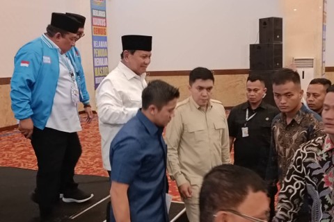 Mayor Teddy Indra Wijaya dampingi capres nomor urut 2 Prabowo Subianto dalam acara deklarasi Kaukus Generasi Muda Islam di Balai Kartini, Jakarta Pusat, Senin (18/12/2023). Foto: Zamachsyari/kumparan