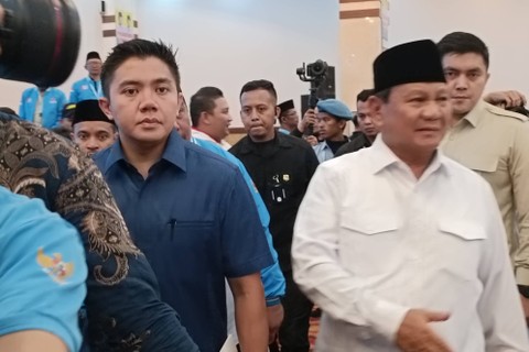 Mayor Teddy Indra Wijaya dampingi capres nomor urut 2 Prabowo Subianto dalam acara deklarasi Kaukus Generasi Muda Islam di Balai Kartini, Jakarta Pusat, Senin (18/12/2023). Foto: Zamachsyari/kumparan