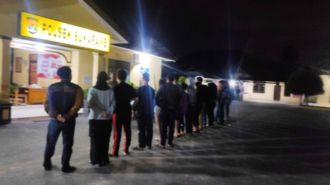 Pasangan bukan suami-istri yang diamankan dibawa ke Polsek Sukarame. | Foto: Dok Polsek Sukarame