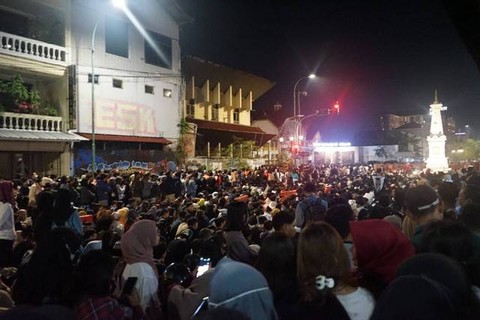 Suasana sesaat sebelum pergantian tahun di kawasan Tugu Pal Putih, Yogyakarta. Foto: Arif UT