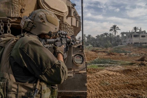 Seorang tentara Israel beroperasi di Jalur Gaza di tengah konflik yang sedang berlangsung antara Israel dan kelompok Islam Palestina Hamas, dalam gambar selebaran yang dirilis pada 14 Desember 2023. Foto: Israel Defense Forces/Reuters