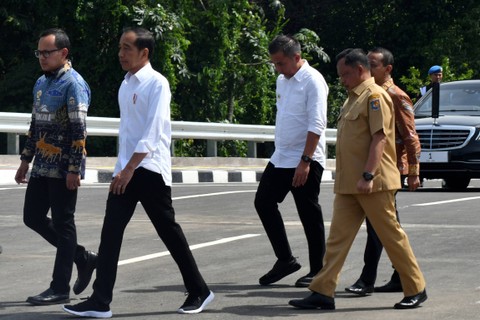 Presiden Jokowi (kedua kiri) didampingi Wali Kota Bogor Bima Arya, Pj Gubernur Jawa Barat Bey Machmudin, dan Menteri Dalam Negeri Tito Karnavian, menuju lokasi peresmian jembatan Otista, Kota Bogor, Jawa Barat, Selasa (19/12/2023). Foto: Arif Firmansyah/ANTARA FOTO