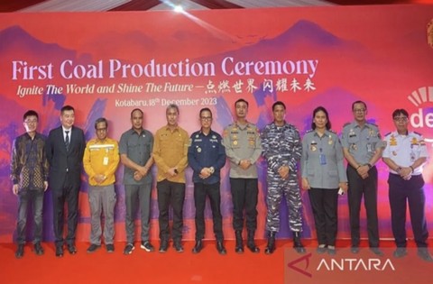 First Coal Production Ceremony PT Sumber Daya Energi (SDE) di Kelumpang Barat, Selasa (19/12/2023). Foto: Antara