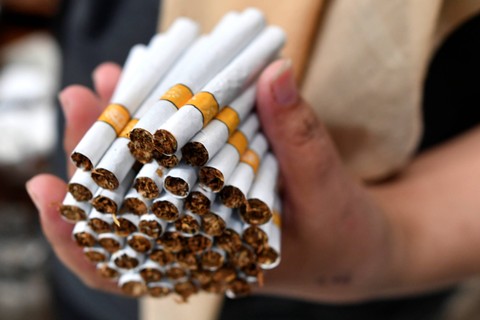 Pekerja perempuan menata rokok sigaret kretek tangan (SKT) untuk dikemas di sebuah pabrik rokok di Bantul, Yogyakarta, Selasa (19/12/2023). Foto: M Risyal Hidayat/Antara Foto 