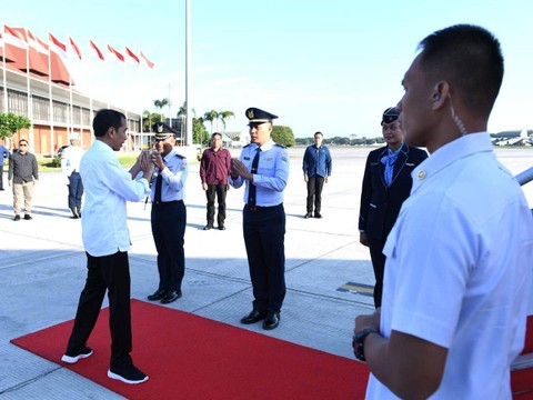 Presiden Jokowi beserta rombongan terbatas lepas landas menggunakan Pesawat Kepresidenan Indonesia-1 dari Pangkalan TNI AU Halim Perdanakusuma menuju Bandar Udara Internasional Sultan Aji Muhammad Sulaiman Sepinggan, Kota Balikpapan. Foto: Kris/Biro Pers Sekretariat Presiden