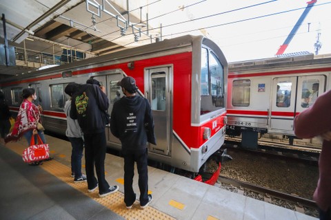Sejumlah calon penumpang berjalan menuju peron Stasiun Manggarai, Jakarta, Rabu (20/12/2023). Foto: Iqbal Firdaus/kumparan