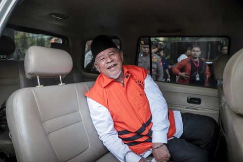 Gubernur Maluku Utara Abdul Gani Kasuba menaiki mobil tahanan KPK usai konferensi pers penetapan dan penahanan tersangka terkait korupsi di lingkungan pemerintah Provinsi Maluku Utara, di Gedung KPK, Jakarta, Rabu (20/12/2023). Foto: Jamal Ramadhan/kumparan