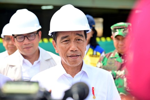Presiden Jokowi meninjau perkembangan pembangunan Hotel Nusantara di Ibu Kota Negara (IKN) Nusantara di Penajam Paser Utara, Kalimantan Timur, Rabu (20/12/2023). Foto: Muchlis Jr/Biro Pers Sekretariat Presiden