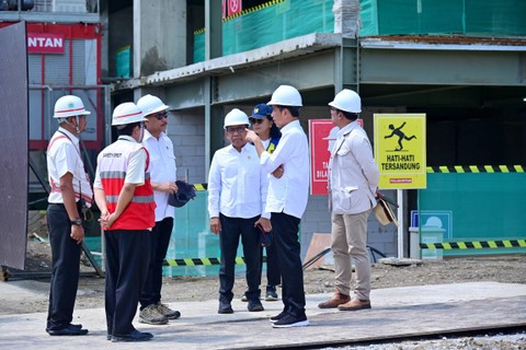 Presiden Jokowi meninjau perkembangan pembangunan Hotel Nusantara di Ibu Kota Negara (IKN) Nusantara di Penajam Paser Utara, Kalimantan Timur, Rabu (20/12/2023). Foto: Muchlis Jr/Biro Pers Sekretariat Presiden