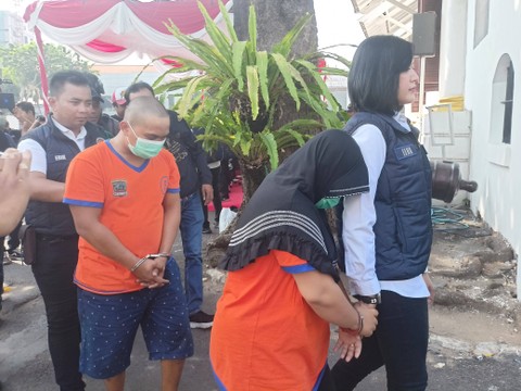 Pasutri berinisial MT (30) dan RT (28) asal Sumatera Utara ditangkap membawa narkoba jenis sabu sebanyak 144 kilogram di sebuah hotel di kawasan Jalan Diponegoro, Surabaya. Foto: Dok. Istimewa