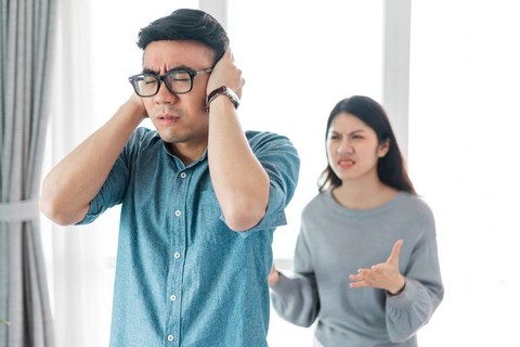 Ilustrasi pasangan melakukan verbal abuse. Foto: Q88/Shutterstock