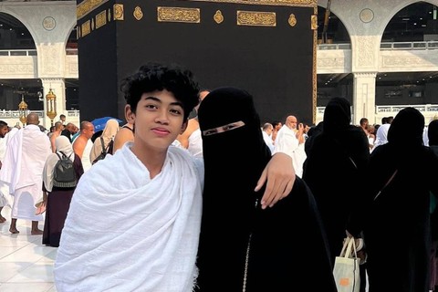 Umi Pipik dan anak-anaknya. Foto: Instagram/@bilal.ataya