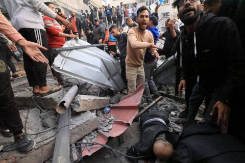 Orang-orang mencari korban di antara reruntuhan setelah serangan Israel di Masjid Ali ben Abi Taleb di Rafah di Jalur Gaza selatan, pada Rabu (20/12/2023). Foto: Mahmud Hams/AFP