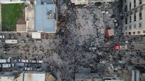 Orang-orang mencari korban di antara reruntuhan setelah serangan Israel di Masjid Ali ben Abi Taleb di Rafah di Jalur Gaza selatan, pada Rabu (20/12/2023). Foto: Shadi Tabatibi/REUTERS