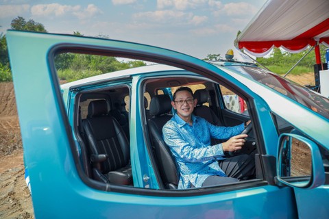 Direktur Utama PT Blue Bird Tbk, Adrianto Djokosoetono, menjajal armada transportasi, usai acara seremoni peluncuran Transportasi ramah lingkungan Bluebird Group di Ibu Kota Nusantara (IKN), Penajam Paser Utara, Kalimantan Timur, Kamis (21/12/2023). Foto: Aditia Noviansyah/kumparan