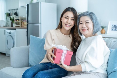Ilustrasi memberikan hadiah untuk ibu di Hari Ibu. Foto: Hananeko_Studio/Shutterstock