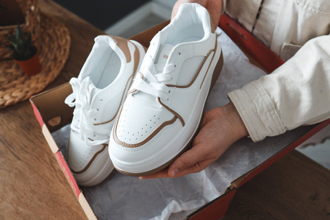 Ilustrasi memberikan kado sepatu. Foto: Shutterstock