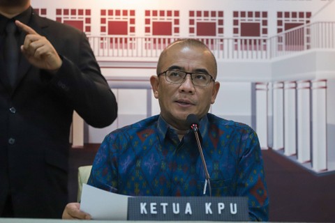 Ketua KPU Hasyim Asy'ari memberikan keterangan pers terkait Debat Calon Wakil Presiden untuk Pemilu 2024 di Kantor KPU RI, Jakarta, Kamis (21/12/2023).   Foto: Iqbal Firdaus/kumparan