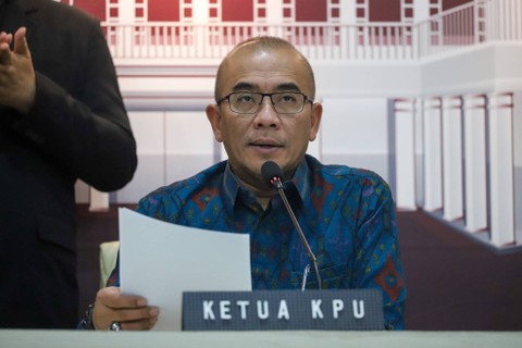 Ketua KPU Hasyim Asy'ari memberikan keterangan pers terkait Debat Calon Wakil Presiden untuk Pemilu 2024 di Kantor KPU RI, Jakarta, Kamis (21/12/2023).   Foto: Iqbal Firdaus/kumparan