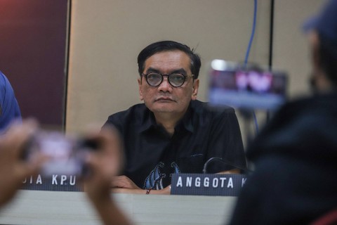 Anggota KPU Yulianto Sudrajat menghadiri konpers terkait Debat Calon Wakil Presiden untuk Pemilu 2024 di Kantor KPU RI, Jakarta, Kamis (21/12/2023).   Foto: Iqbal Firdaus/kumparan