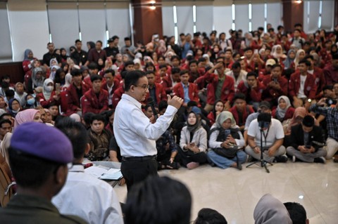 Anies Baswedan menjadi pembicara dalam acara Dialog Publik 'Adu Gagasan Capres Anies Baswedan' di Universitas Bina Bangsa, Serang, Banten, Kamis (21/12/2023). Foto: Dok. Istimewa