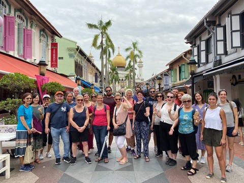 Para turis mengikuti Aminah in Kampong Gelam. Foto: dok. Let's Go Tour