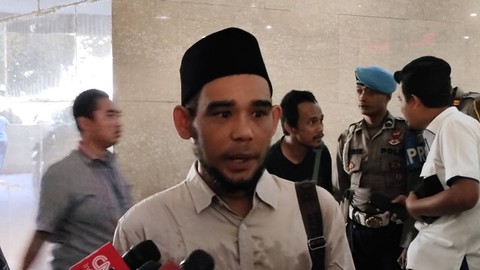 Ketum Forum Umat Islam Bersatu, Rahmat Himran mengadukan Mendag Zulkifli Hasan di Bareskrim Polri, Kamis (21/12/2023). Foto: Jonathan Devin/kumparan