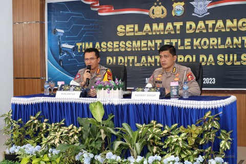 Dirlantas Polda Sulsel, Kombes Pol Dr. I Made Agus Prasatya, S.I.K., M.Hum (kiri) dan Kasubdit Dakgar, Kombes Pol Matrius (kanan) dalam Assessment Penerapan ETLE di Ditlantas Polda Sulsel di Aula Biru Ditlantas Polda Sulsel, Kamis (21/12/2023). Foto: Dok. Istimewa