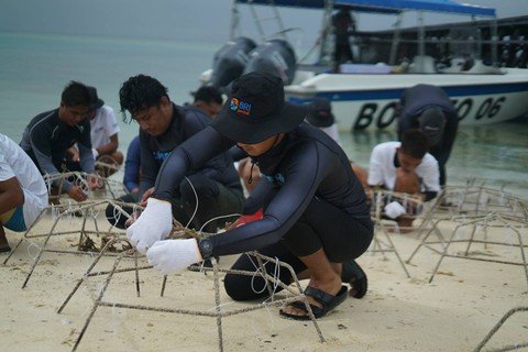 Upaya konservasi terumbu karang yang dilakukan oleh Kelompok Maratua Peduli Lingkungan pun semakin menggeliat setelah berkolaborasi dengan BRI Peduli. dok. BRI