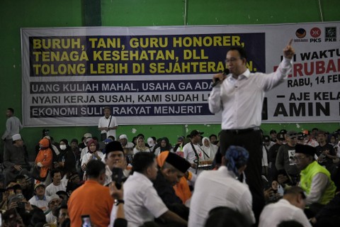 Calon presiden nomor urut 1 Anies Baswedan menyampaikan pidato saat berkampanye di GOR Maulana Yusuf Kota Serang, Banten, Kamis (21/12/2023). Foto: Dok. Istimewa